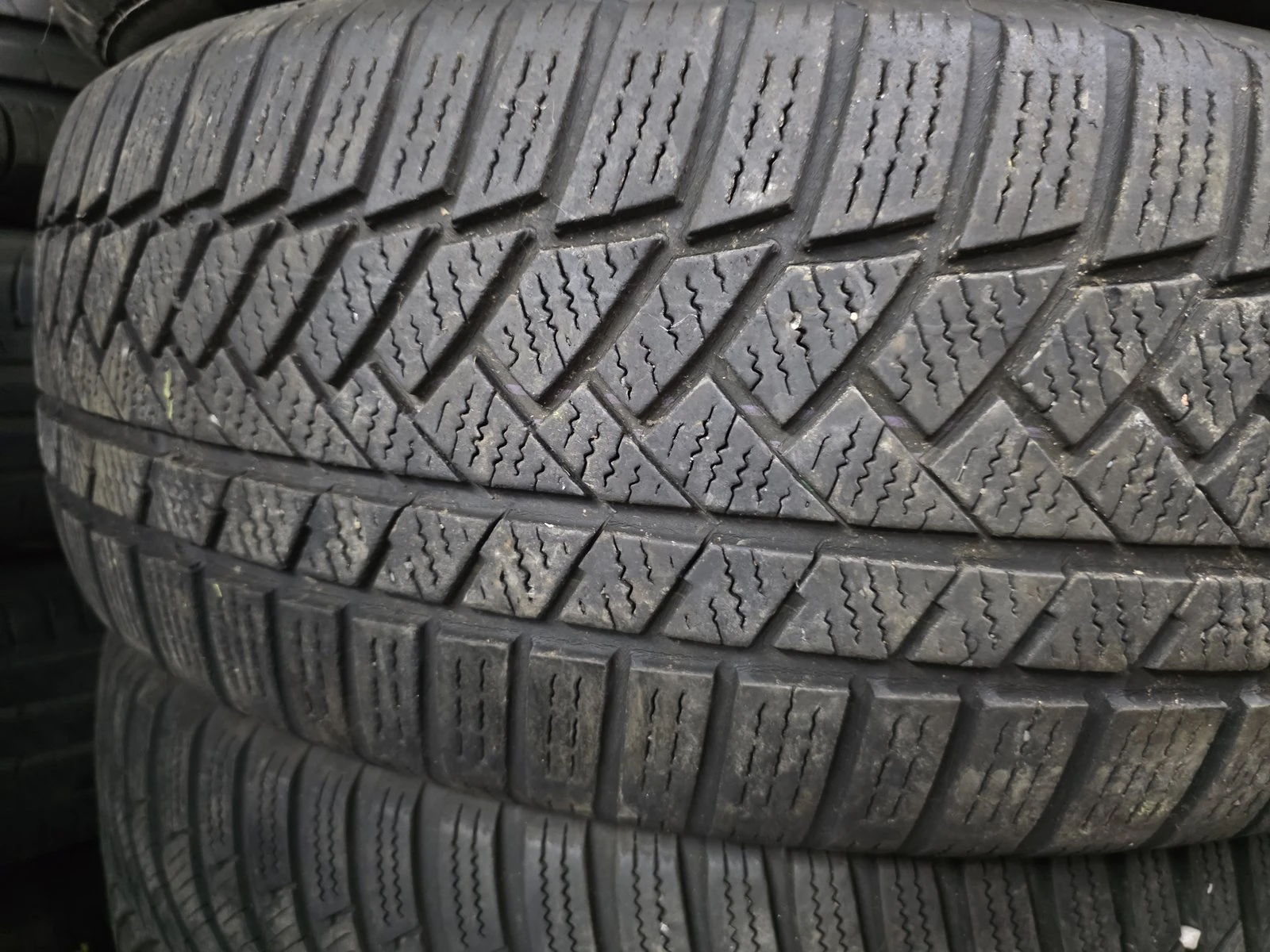 Гуми Зимни 235/60R18, снимка 2 - Гуми и джанти - 56732515
