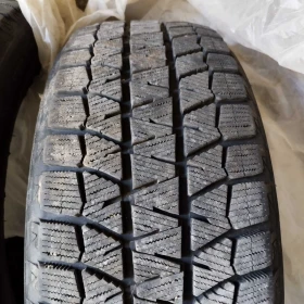 Гуми Зимни 215/55R17, снимка 1 - Гуми и джанти - 48105836