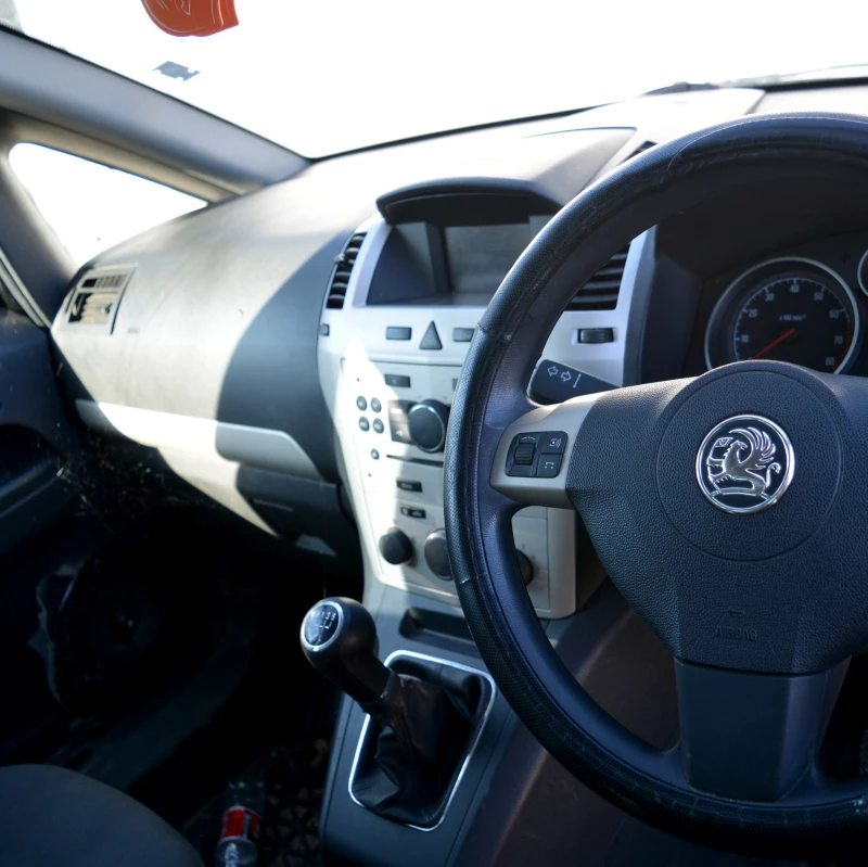 Opel Zafira 1.6 i, снимка 6 - Автомобили и джипове - 52689998