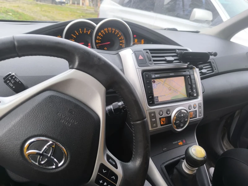 Toyota Verso 2.0, снимка 4 - Автомобили и джипове - 53538820