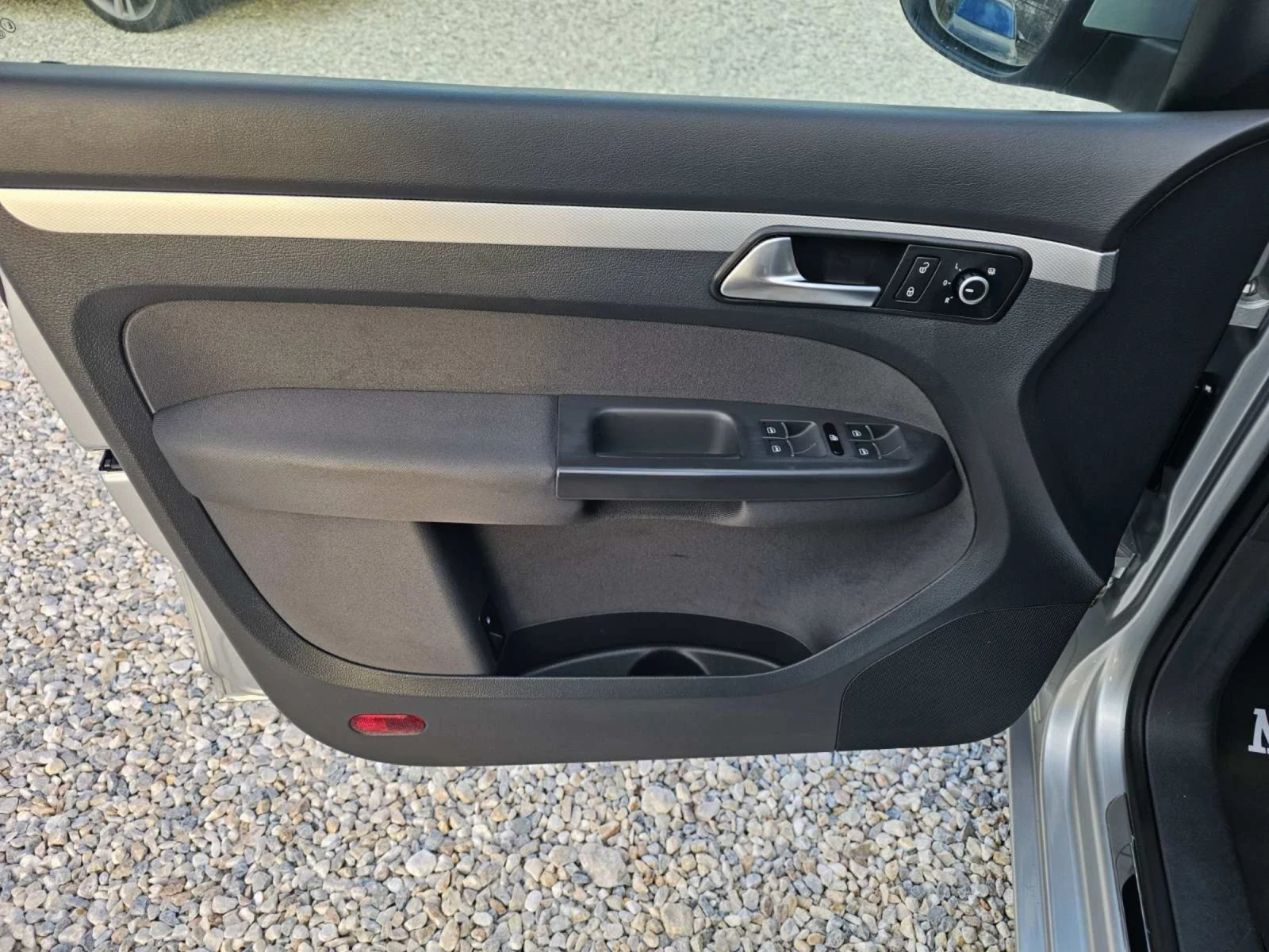 VW Touran 2.0 TDI/LIVE/NAVI/B-XENON/ПЕЧКА | Mobile.bg — изображение 15