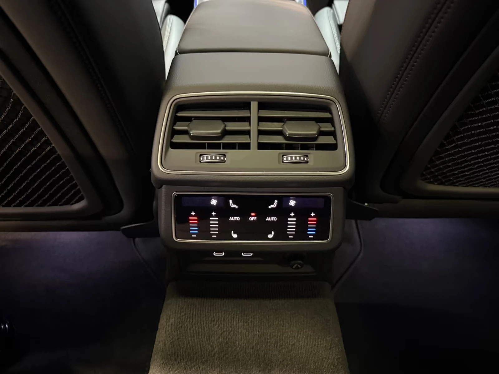 Audi Rs7 KERAMIK/600HP/MATRIX/360/HUD/PANO/SOFT/B&O/395z, снимка 16 - Автомобили и джипове - 54422572