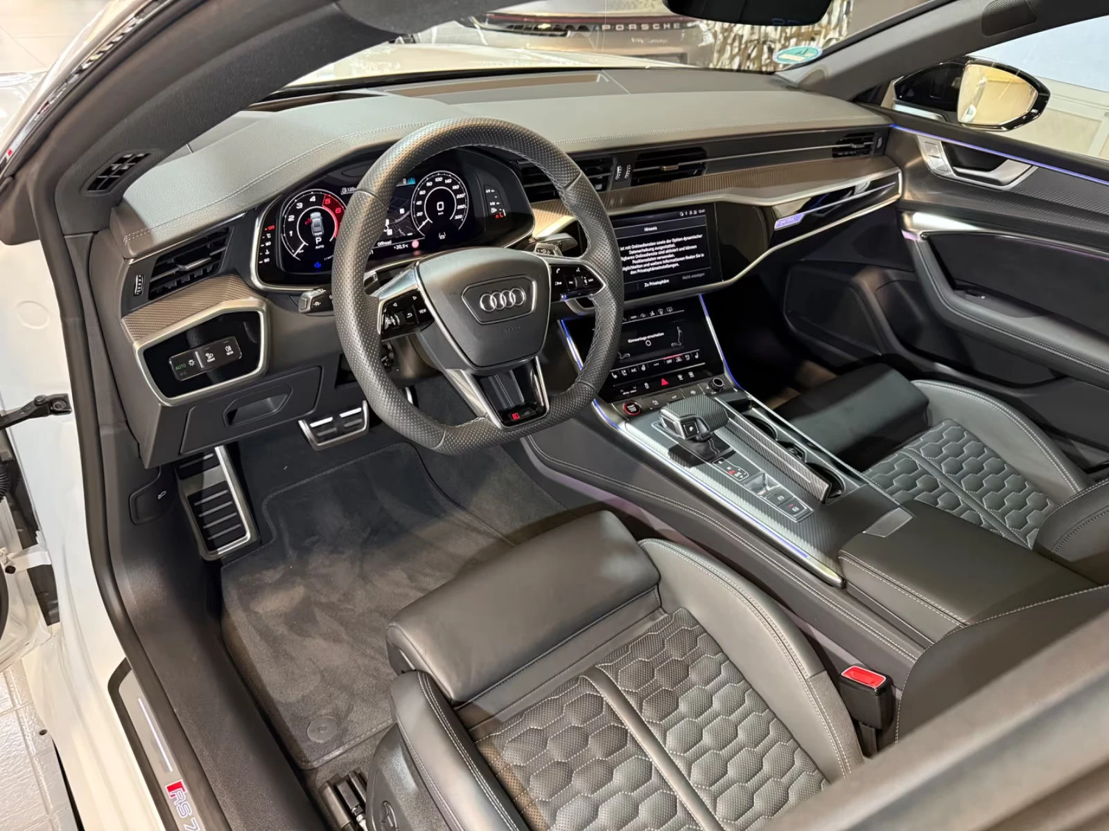 Audi Rs7 KERAMIK/600HP/MATRIX/360/HUD/PANO/SOFT/B&O/395z, снимка 10 - Автомобили и джипове - 54422572