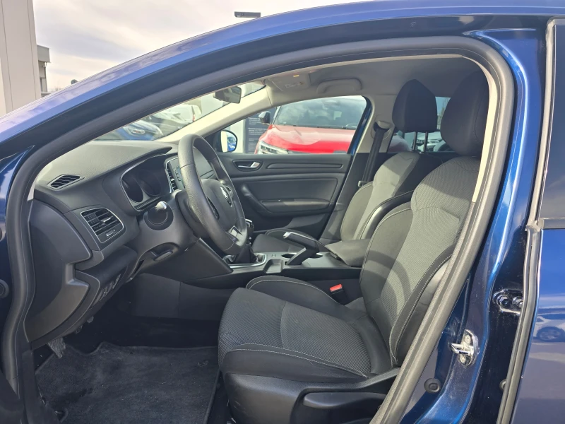 Renault Megane 1.3 Tce, снимка 6 - Автомобили и джипове - 49908761