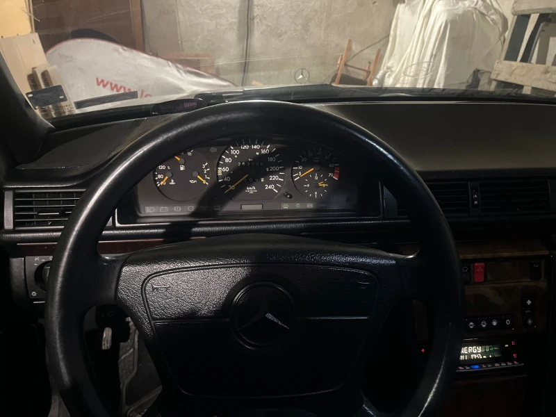 Mercedes-Benz 124 Е200, снимка 17 - Автомобили и джипове - 52438843