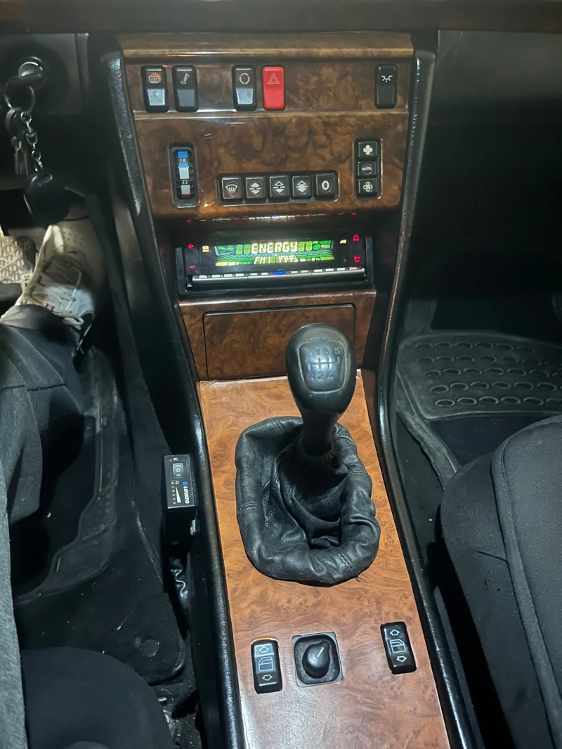 Mercedes-Benz 124 Е200, снимка 11 - Автомобили и джипове - 52438843