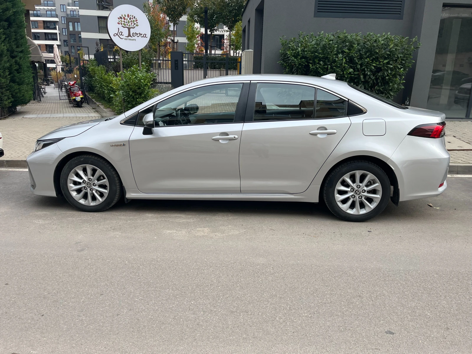 Toyota Corolla 1.8 CVT Executive Hybrid-  | Mobile.bg   12