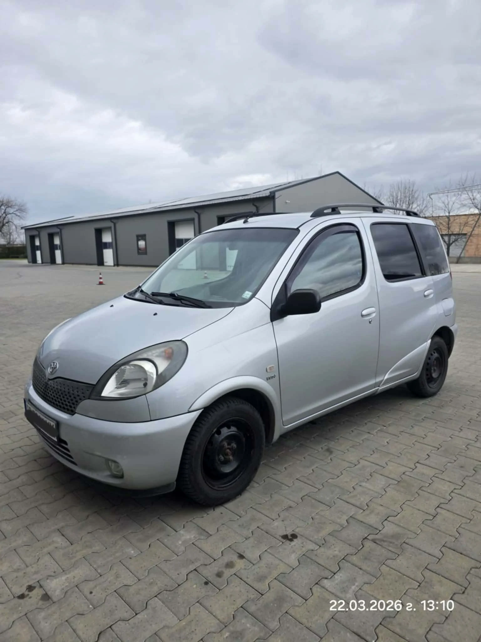 Toyota Yaris verso 1.3, снимка 2 - Автомобили и джипове - 53940030