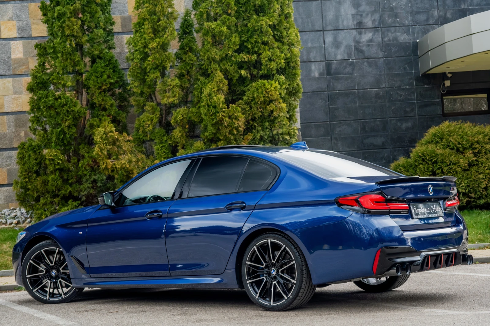 BMW 540 I* X-DRIVE* M-SPORT* LCI* CARBON* MASSAGE* 3XTV, снимка 3 - Автомобили и джипове - 53991335