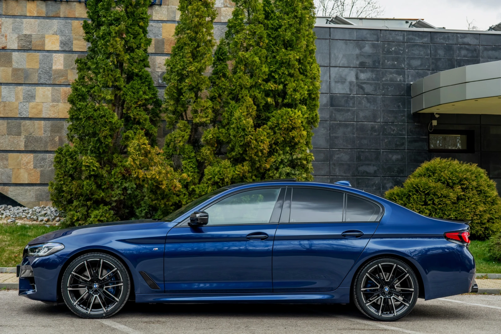 BMW 540 I* X-DRIVE* M-SPORT* LCI* CARBON* MASSAGE* 3XTV, снимка 2 - Автомобили и джипове - 53991335