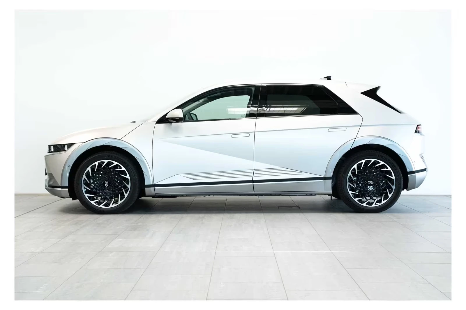Hyundai Ioniq 5 Techniq* 77.4kWh* 4WD* LED* BOSE, снимка 2 - Автомобили и джипове - 55294371