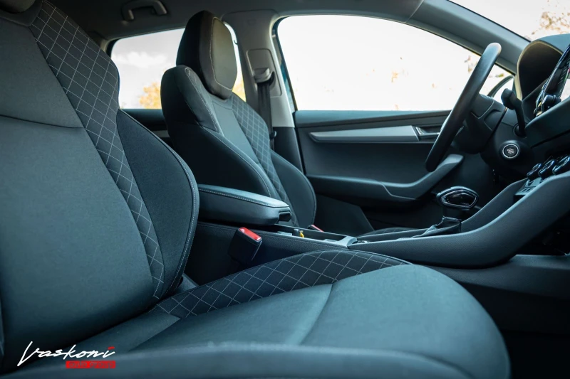 Skoda Karoq 2.0 TDI 4x4 , снимка 14 - Автомобили и джипове - 52389401