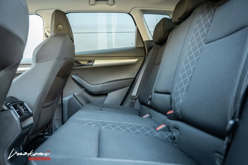 Skoda Karoq 2.0 TDI 4x4 , снимка 11 - Автомобили и джипове - 52389401