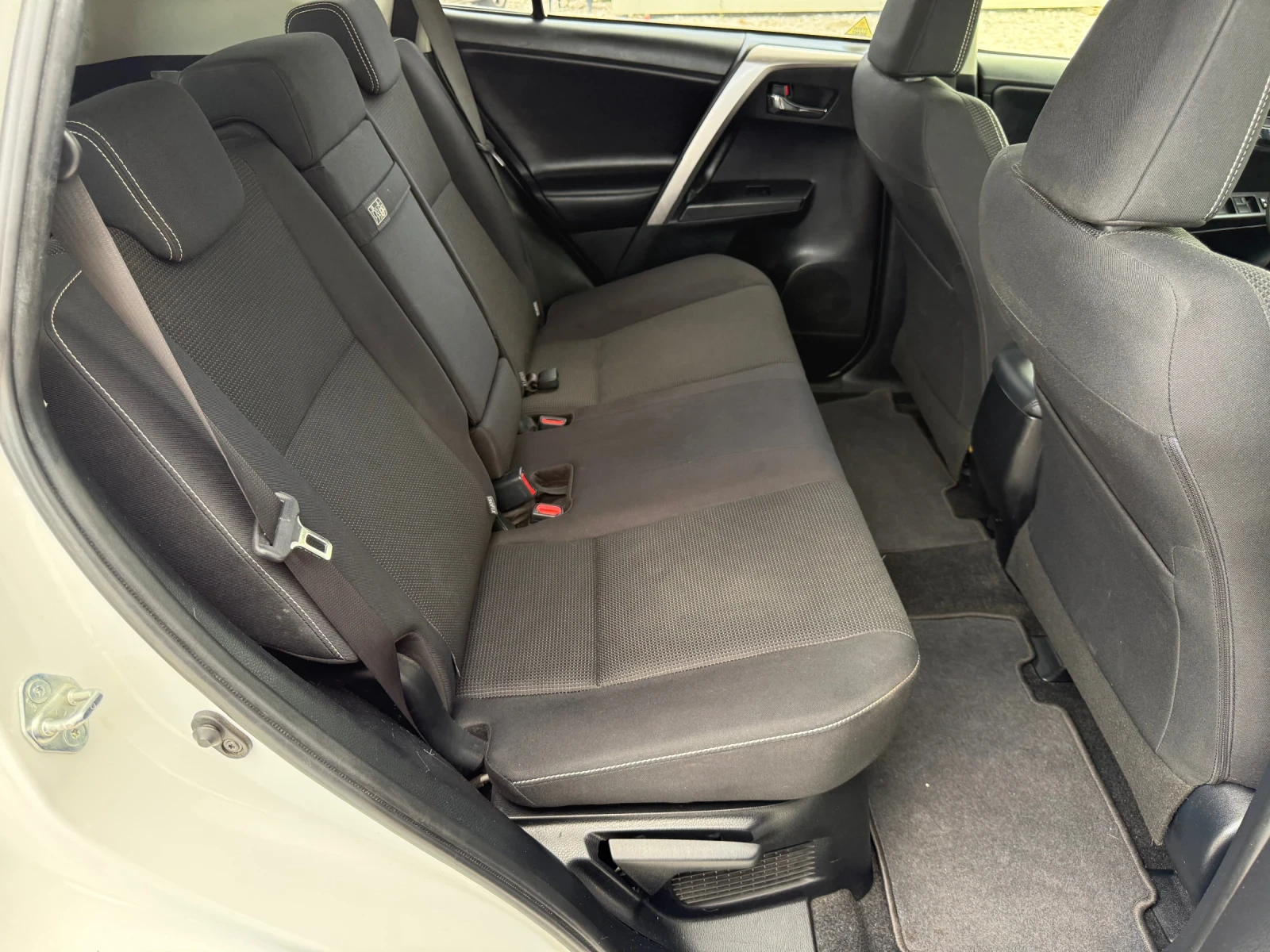 Toyota Rav4 2.5 HYBRID / NAVI / CAMERA / PODGREV / XENON, снимка 12 - Автомобили и джипове - 54976431