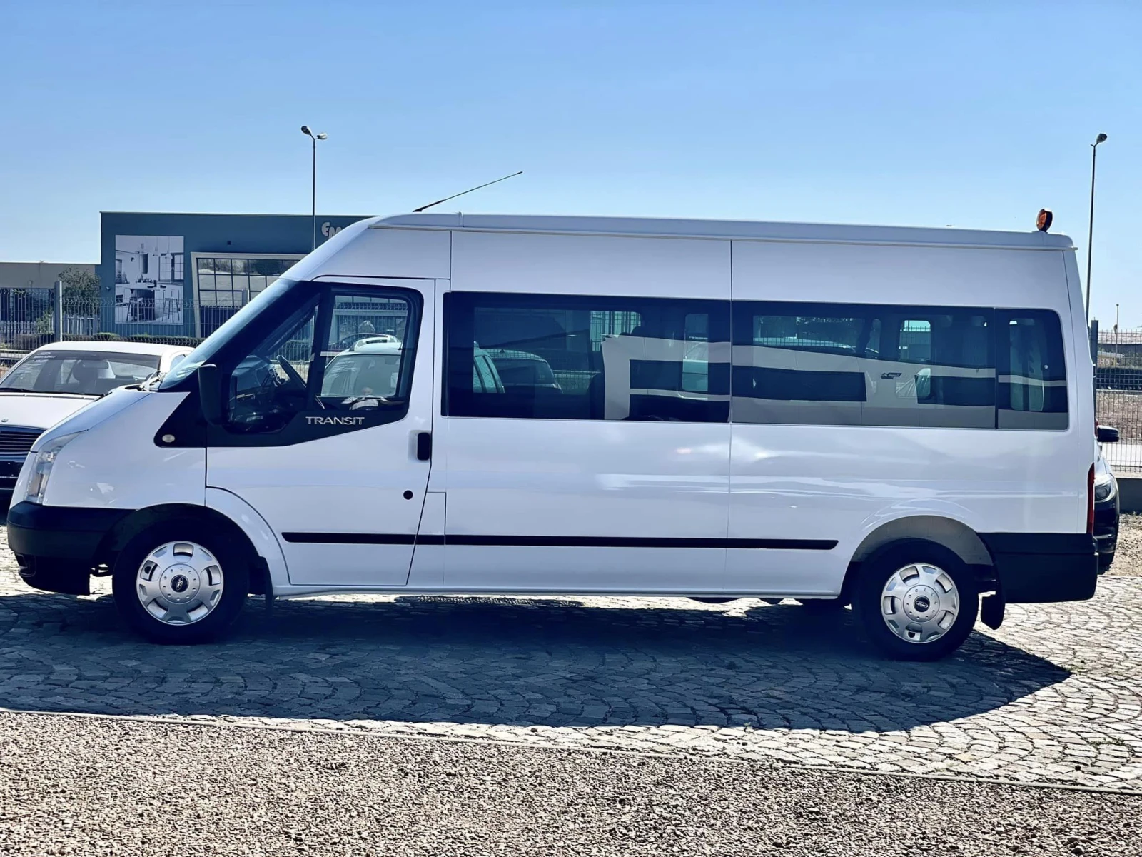 Ford Transit 2.2 С РАМПА ЗА ИНВАЛИДИ - изображение 2