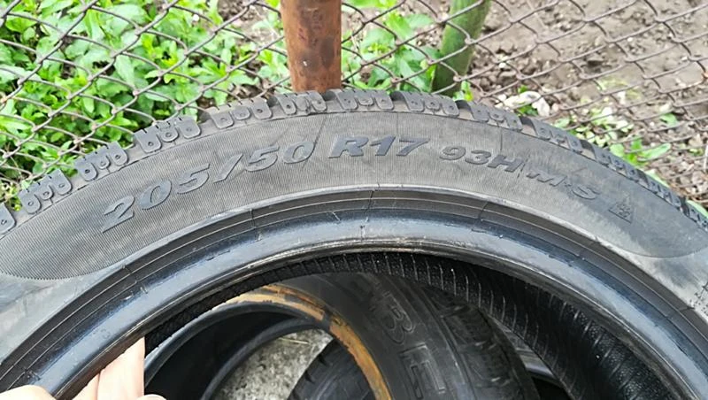 Гуми Зимни 205/50R17, снимка 8 - Гуми и джанти - 25472343