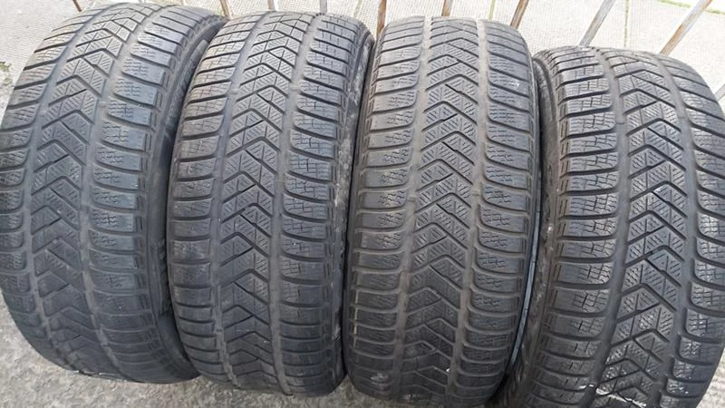 Гуми Зимни 245/40R18, снимка 1 - Гуми и джанти - 27316673