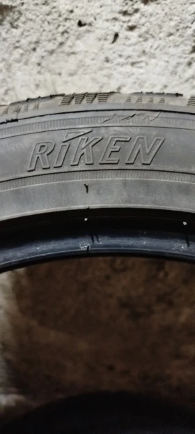 Гуми Зимни 235/45R18, снимка 13 - Гуми и джанти - 52378751