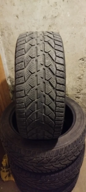 Гуми Зимни 235/45R18, снимка 3 - Гуми и джанти - 52378751