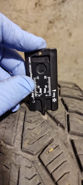 Гуми Зимни 235/45R18, снимка 4 - Гуми и джанти - 52378751