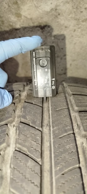 Гуми Зимни 235/45R18, снимка 5 - Гуми и джанти - 52378751