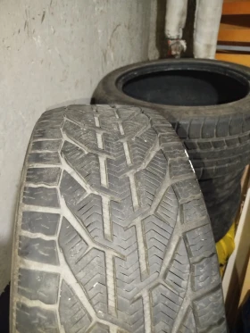 Гуми Зимни 235/45R18, снимка 16 - Гуми и джанти - 52378751