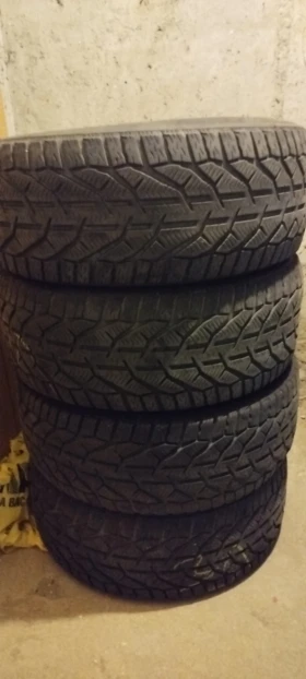 Гуми Зимни 235/45R18, снимка 2 - Гуми и джанти - 52378751