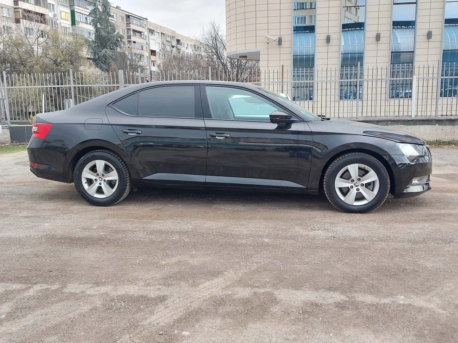 Skoda Superb 2.0TDi EXECUTIVE CARPLAY, снимка 11 - Автомобили и джипове - 51994253