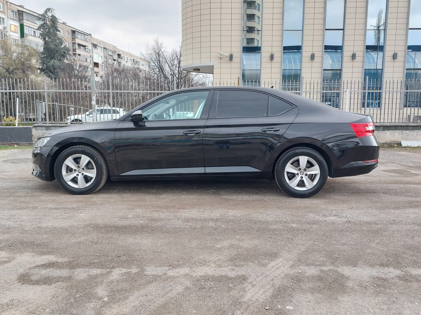 Skoda Superb 2.0TDi EXECUTIVE CARPLAY, снимка 3 - Автомобили и джипове - 51994253