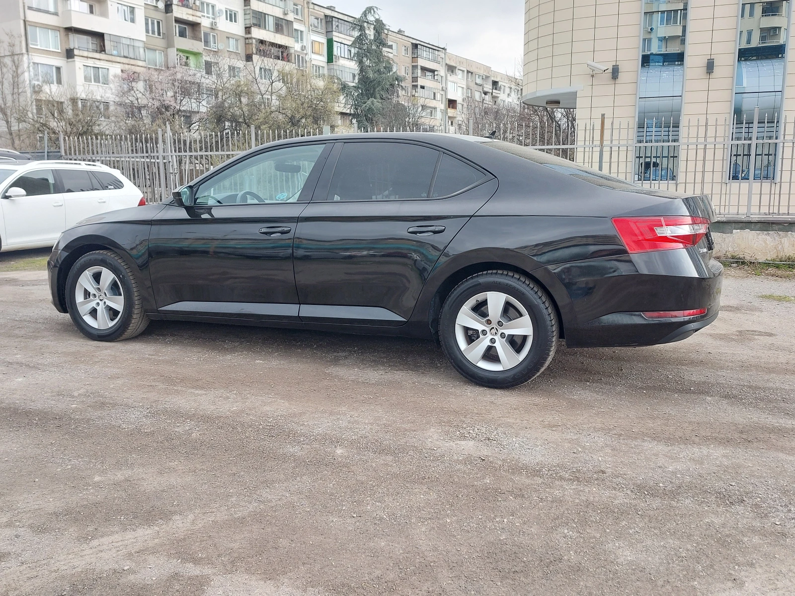 Skoda Superb 2.0TDi EXECUTIVE CARPLAY, снимка 5 - Автомобили и джипове - 51994253