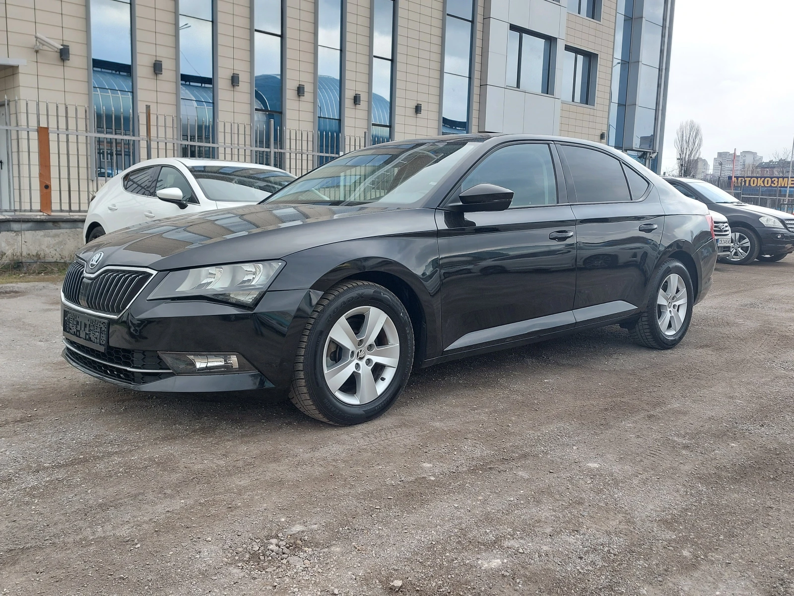 Skoda Superb 2.0TDi EXECUTIVE CARPLAY, снимка 2 - Автомобили и джипове - 51994253