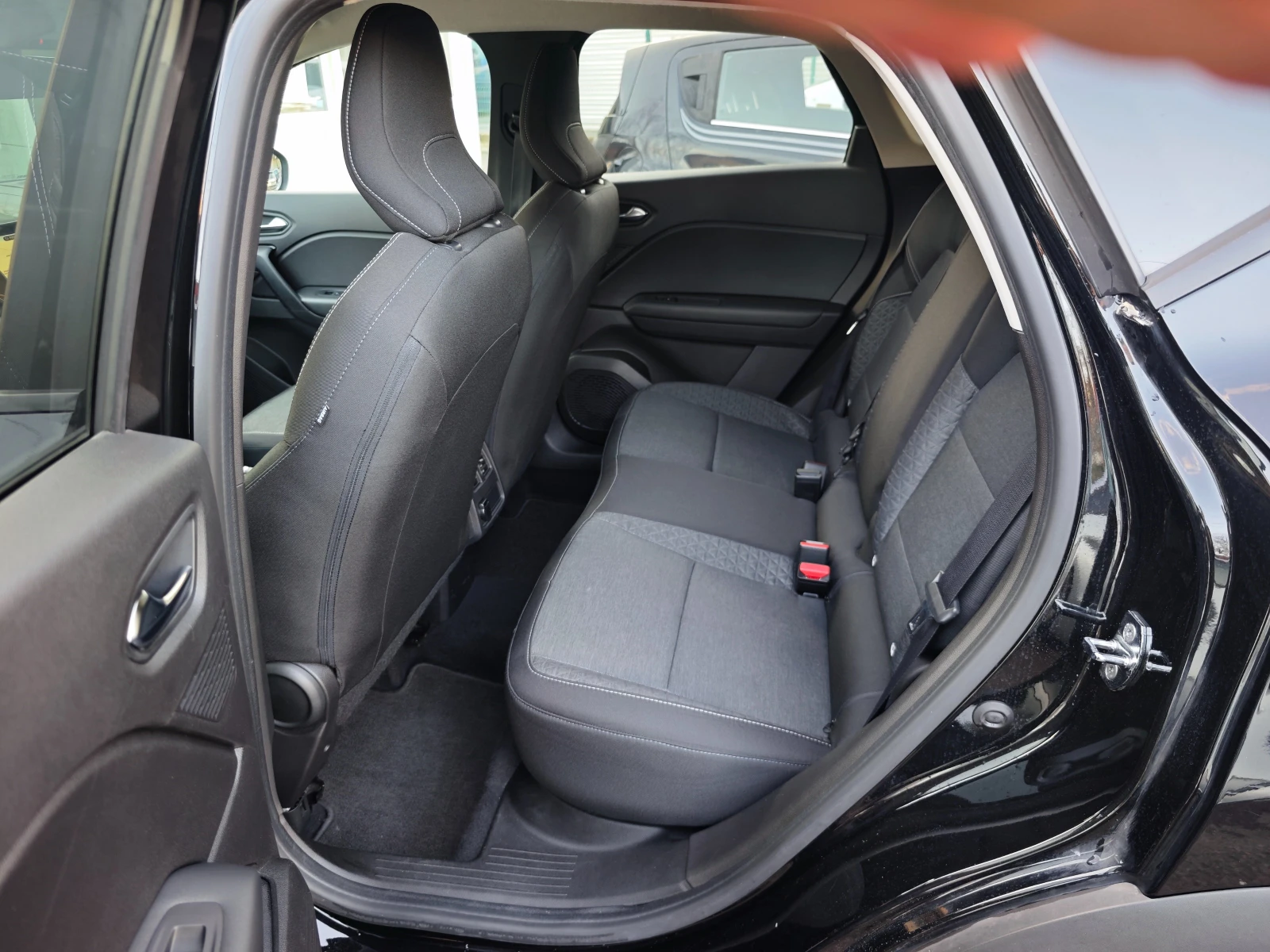 Renault Captur 1.6i E-TECH HYBRID - изображение 9