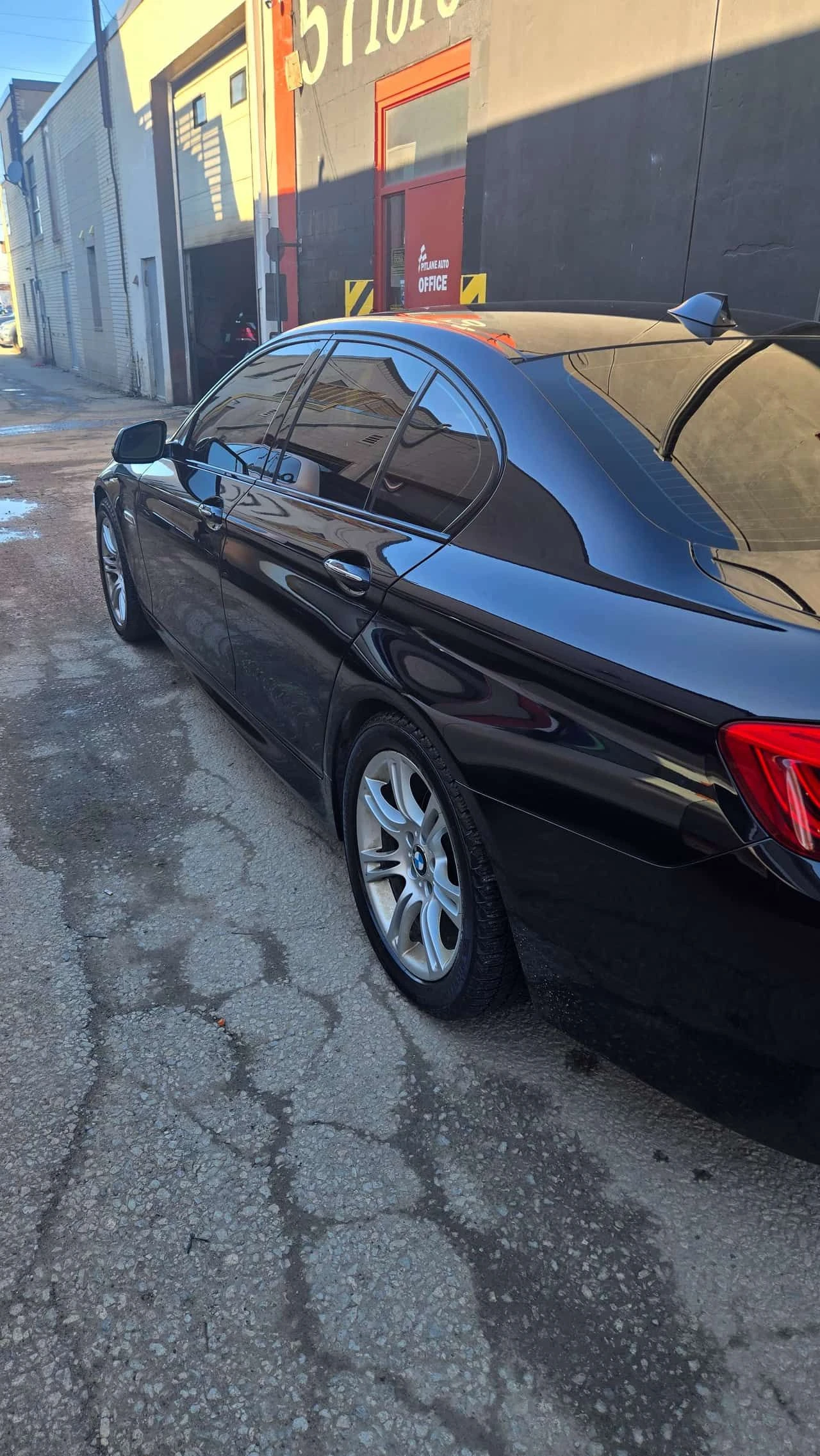 BMW 535 * 4dr Sdn 535i xDrive AWD * CARFAX * ЦЕНА ДО БГ, снимка 4 - Автомобили и джипове - 54948235