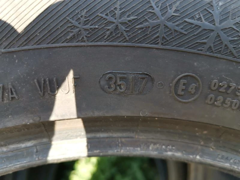 Гуми Зимни 235/55R17, снимка 8 - Гуми и джанти - 25855604