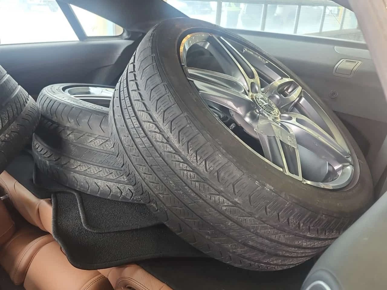 Mercedes-Benz E 400 * 4MATIC* DISTRONIC* BURMESTER* 360КАМЕРИ* , снимка 12 - Автомобили и джипове - 53830069