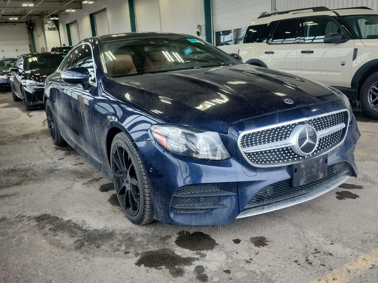 Mercedes-Benz E 400 * 4MATIC* DISTRONIC* BURMESTER* 360КАМЕРИ* , снимка 2 - Автомобили и джипове - 53830069