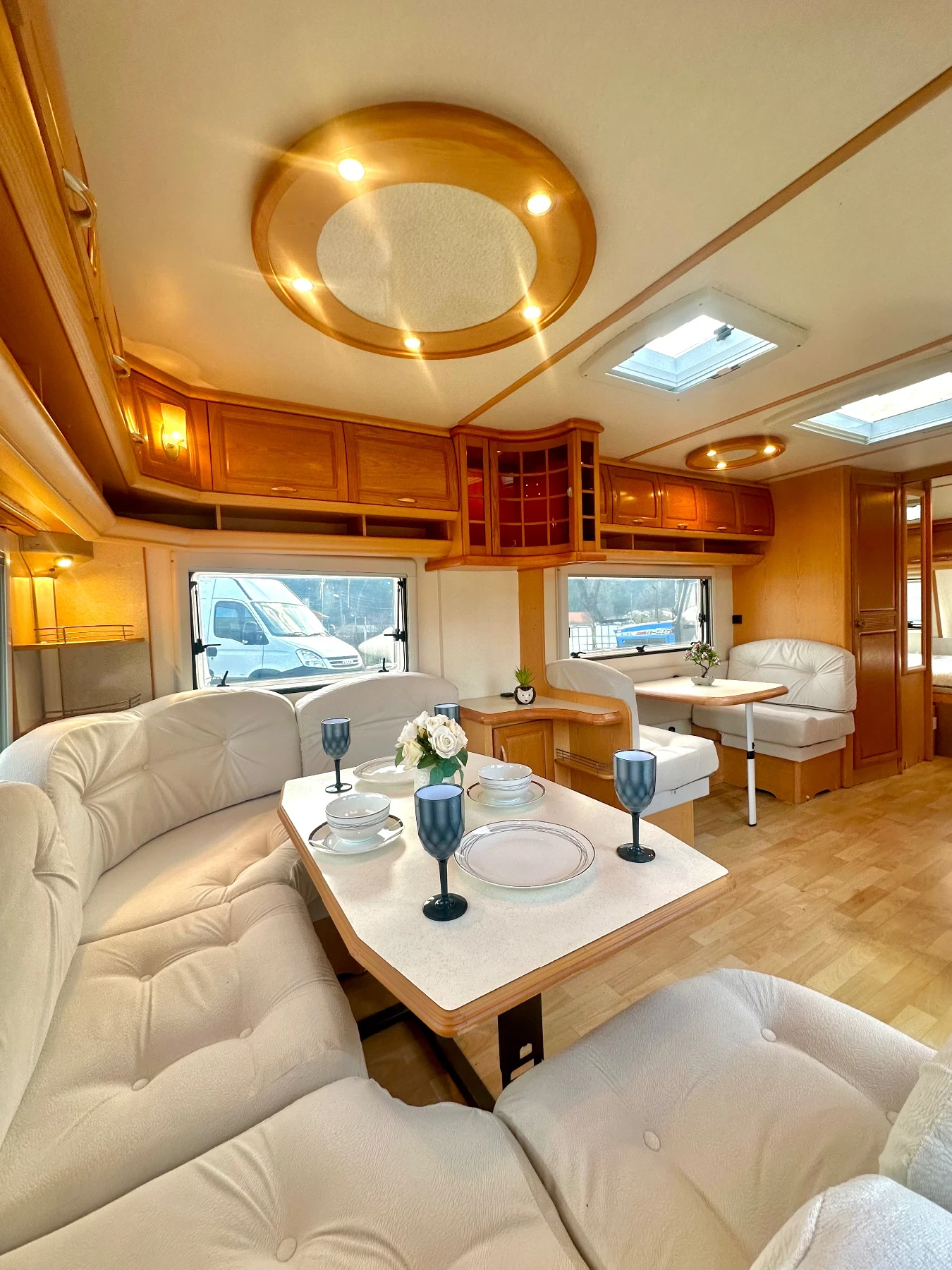 Каравана Hobby Prestige/ НОВ ВНОС / РЕГИСТРИРАНА/ БАНЯ И ТОАЛЕТНА, снимка 8 - Каравани и кемпери - 53750324