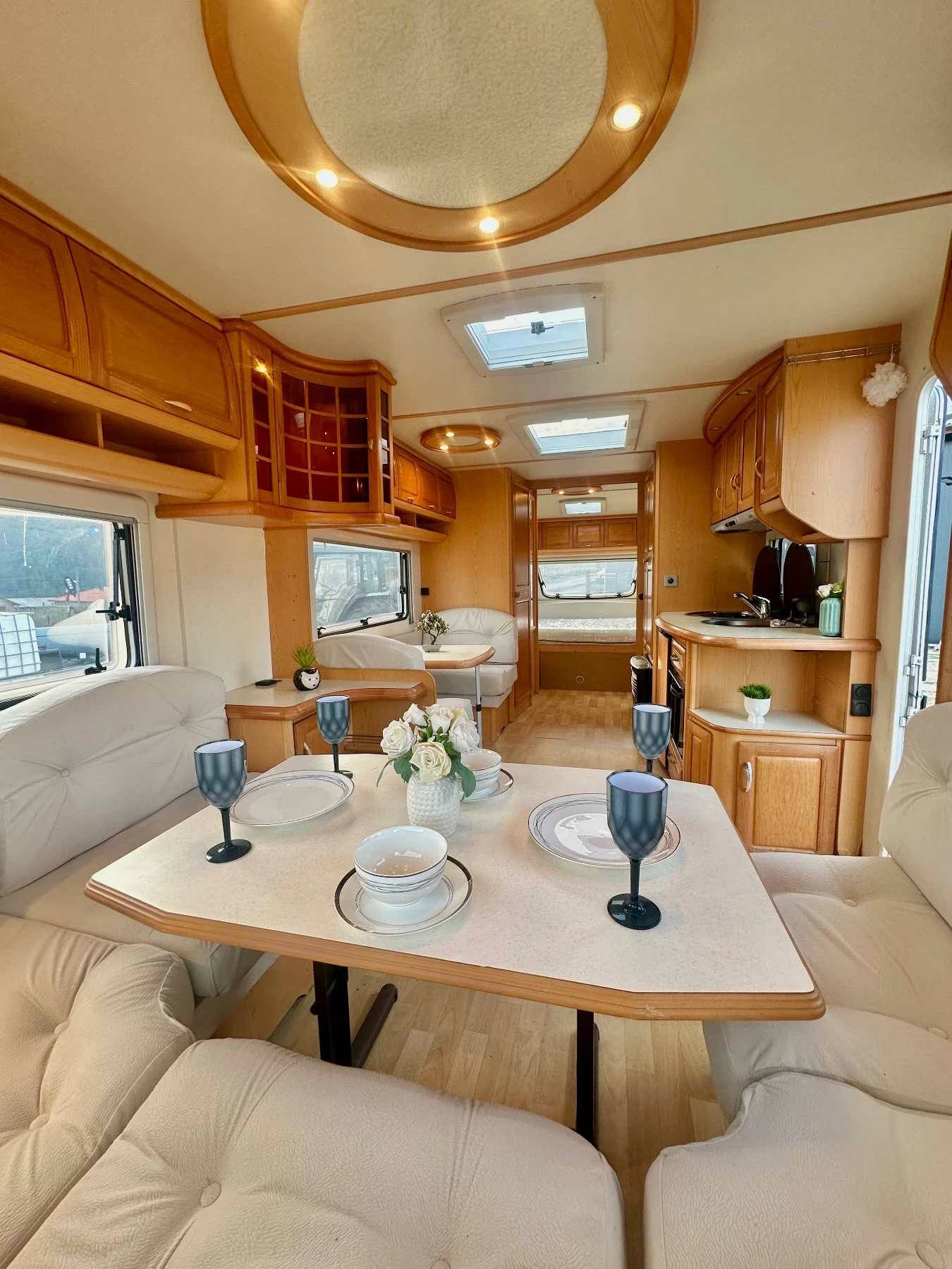 Каравана Hobby Prestige/ НОВ ВНОС / РЕГИСТРИРАНА/ БАНЯ И ТОАЛЕТНА, снимка 7 - Каравани и кемпери - 53750324