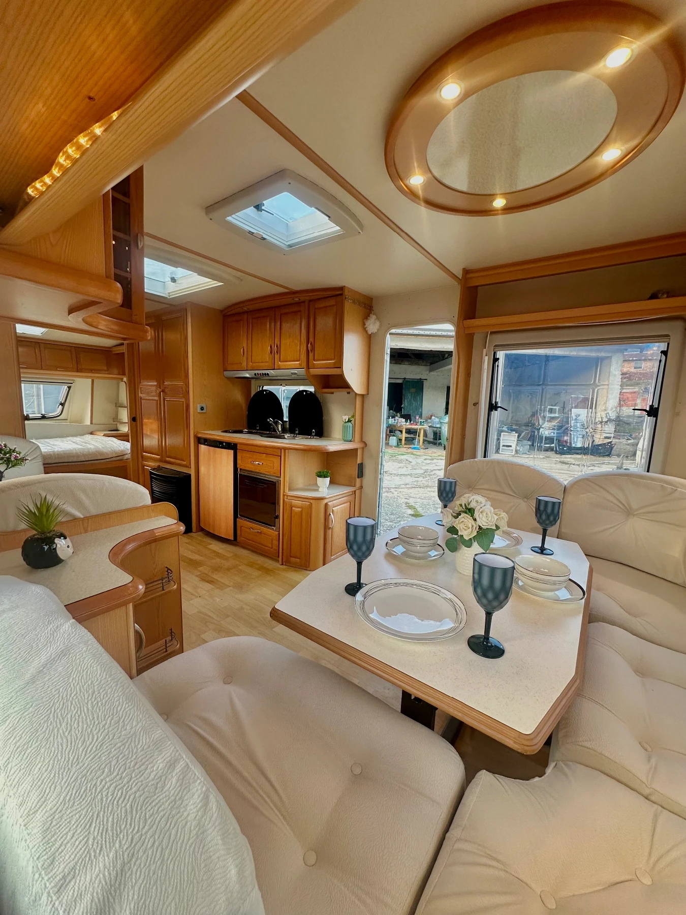 Каравана Hobby Prestige/ НОВ ВНОС / РЕГИСТРИРАНА/ БАНЯ И ТОАЛЕТНА, снимка 9 - Каравани и кемпери - 53750324