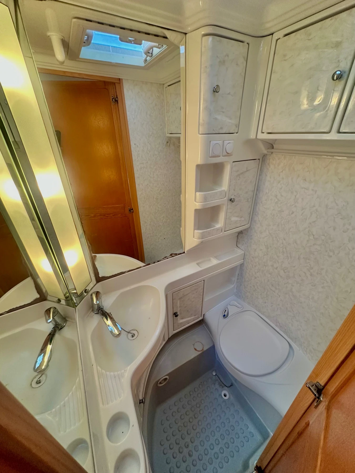 Каравана Hobby Prestige/ НОВ ВНОС / РЕГИСТРИРАНА/ БАНЯ И ТОАЛЕТНА, снимка 14 - Каравани и кемпери - 53750324