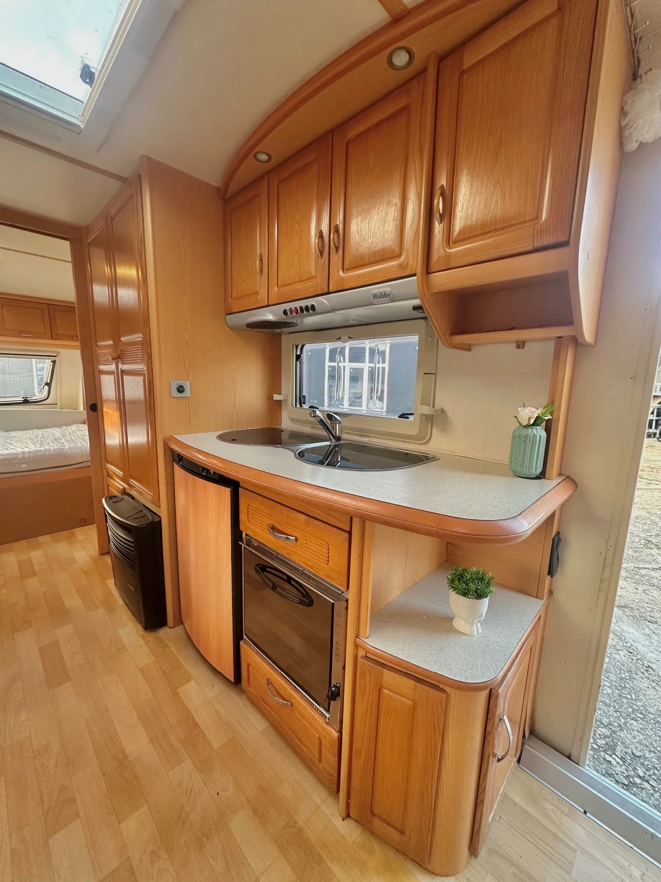 Каравана Hobby Prestige/ НОВ ВНОС / РЕГИСТРИРАНА/ БАНЯ И ТОАЛЕТНА, снимка 12 - Каравани и кемпери - 53750324