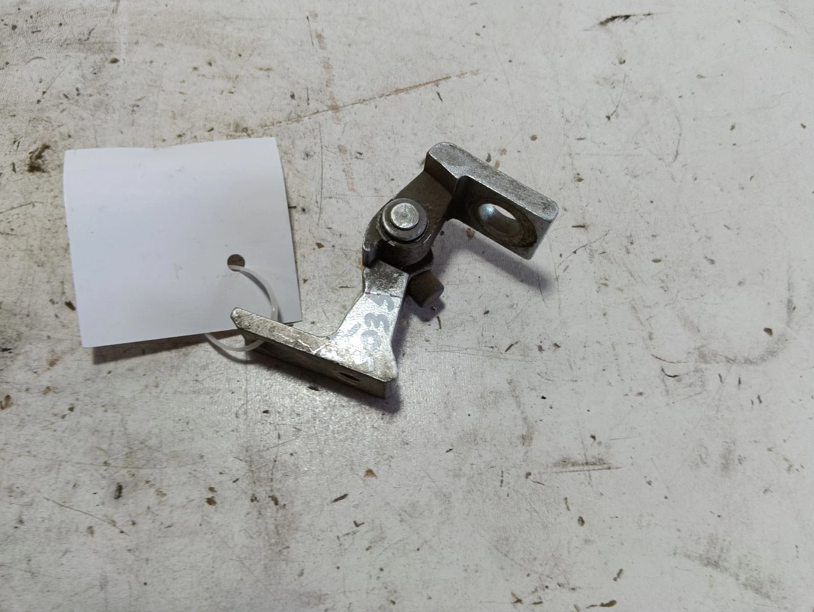 панта предна дясна врата 7N0831402A Skoda Octavia