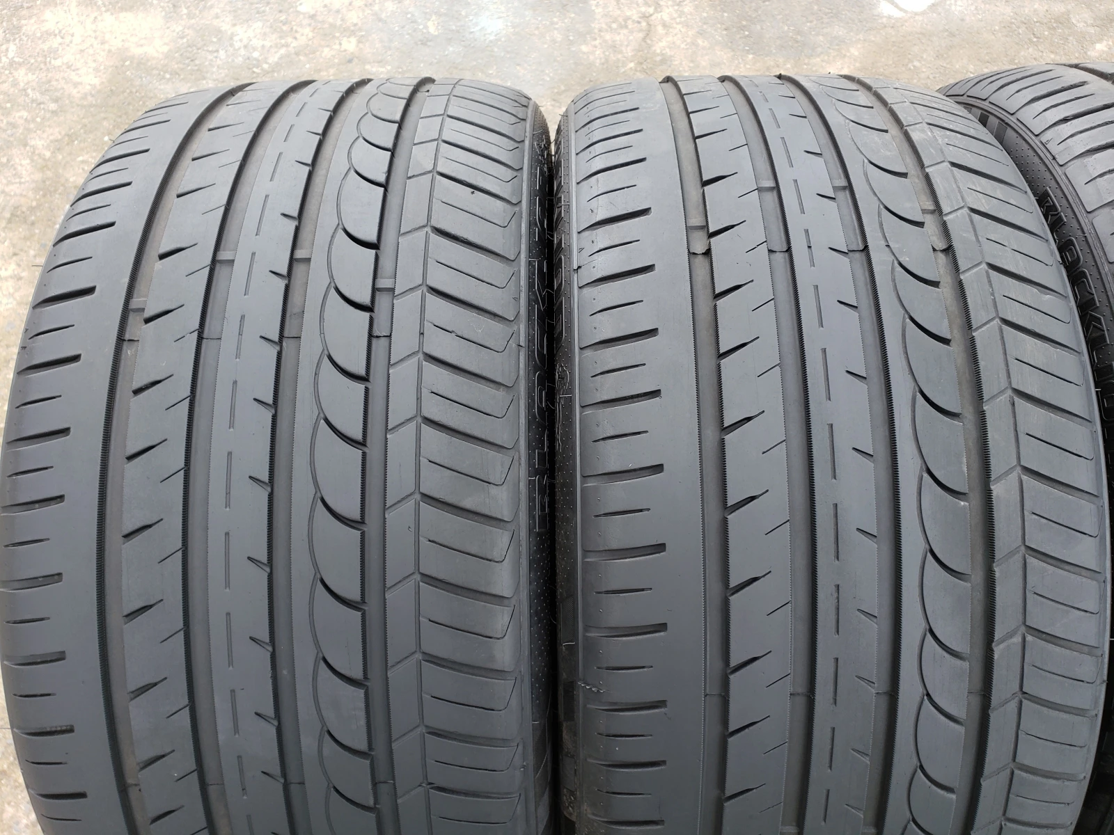 Гуми Летни 275/35R19, снимка 4 - Гуми и джанти - 54388324