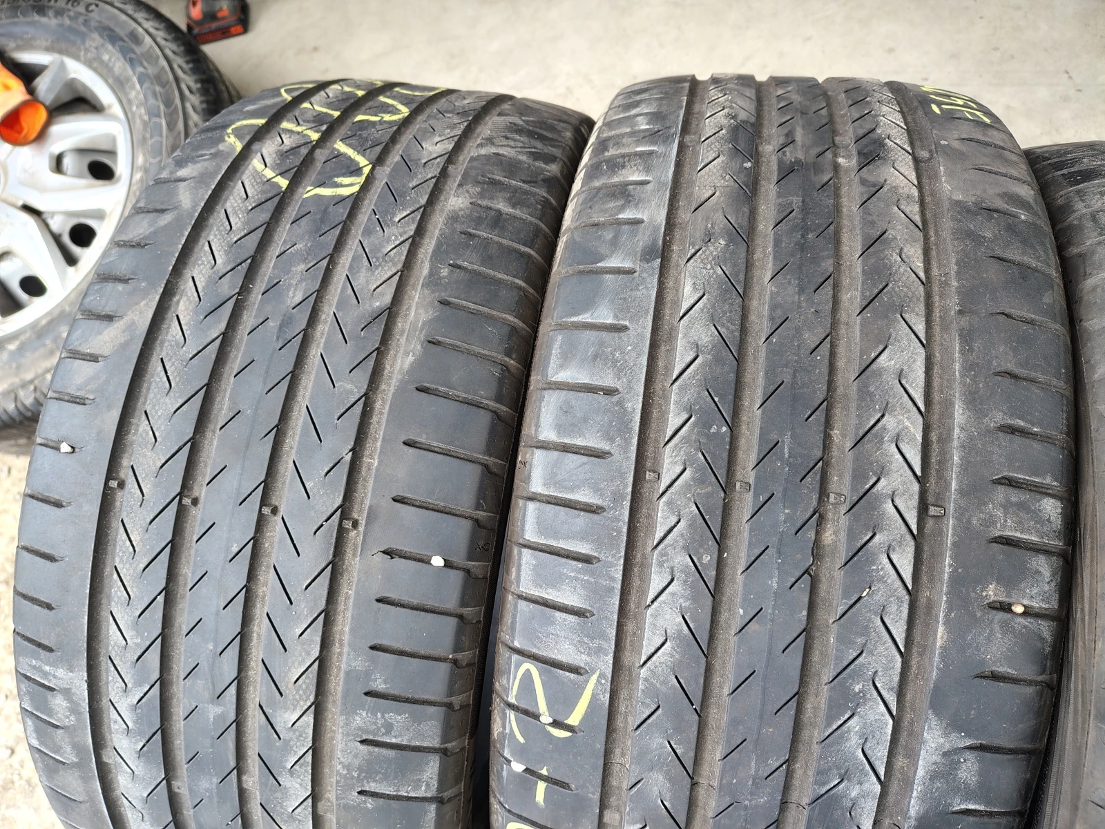 Гуми Летни 245/40R20, снимка 2 - Гуми и джанти - 55842192