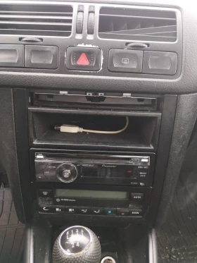 VW Bora 1.6 Капарирана, снимка 5