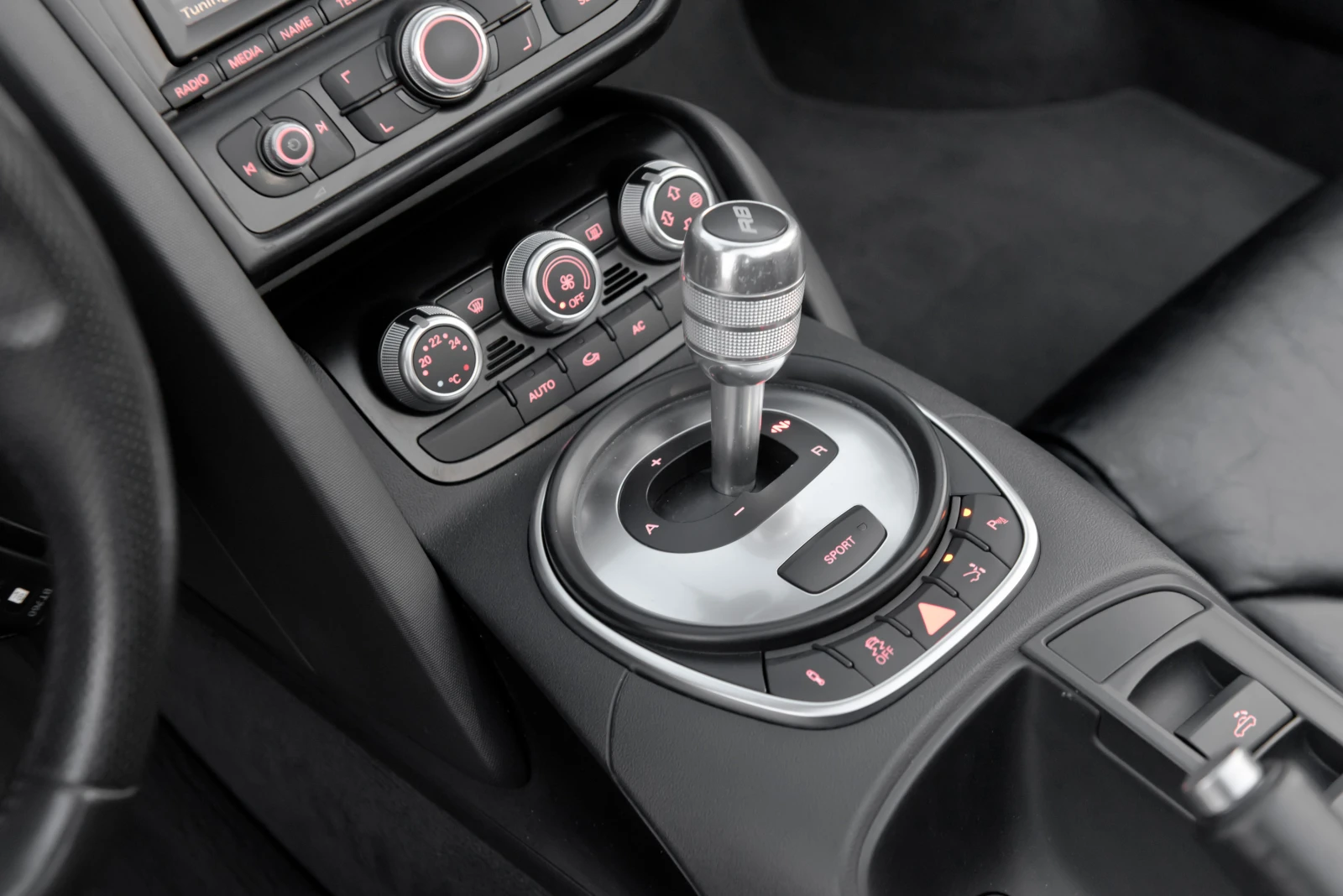 Audi R8 Spyder, снимка 14 - Автомобили и джипове - 54151144