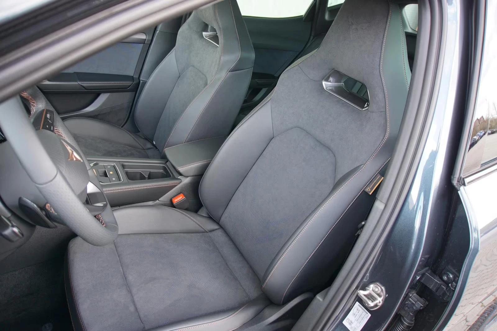 Cupra Formentor 2.0TSI/333HP/VZ/4DRIVE/PANO/CAM/MEMO/CPLAY/386q, снимка 8 - Автомобили и джипове - 54823530