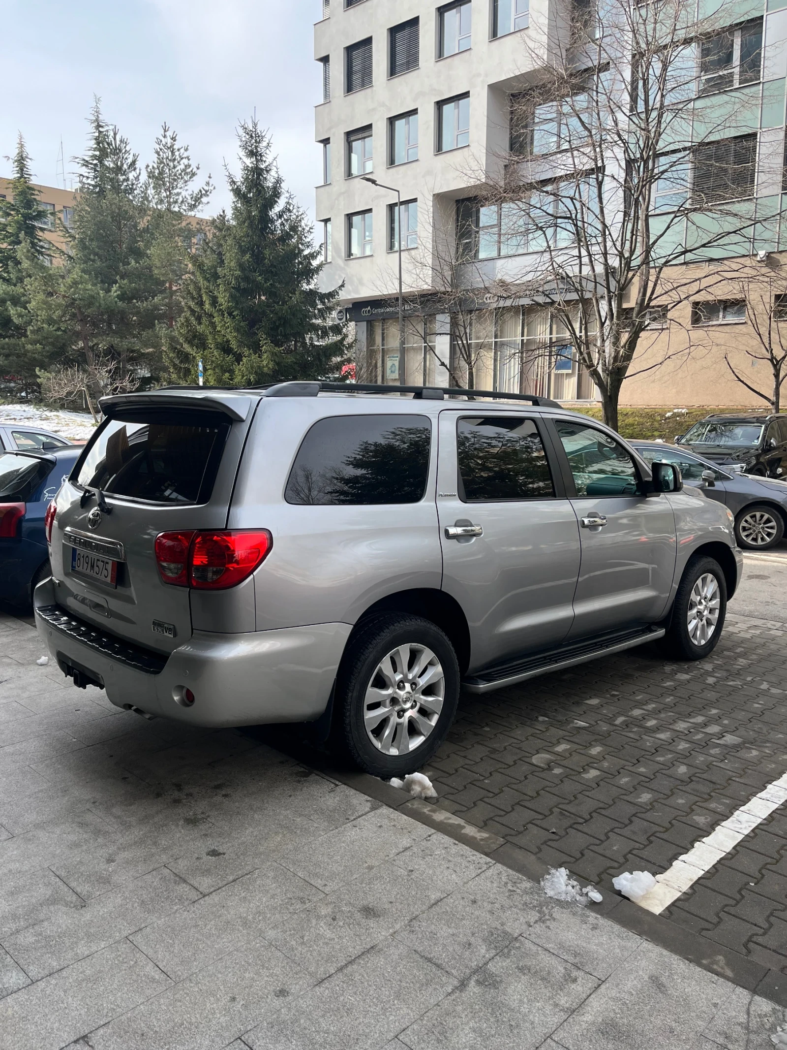 Toyota Sequoia Platinum 5.7 V8 4x4 - изображение 8