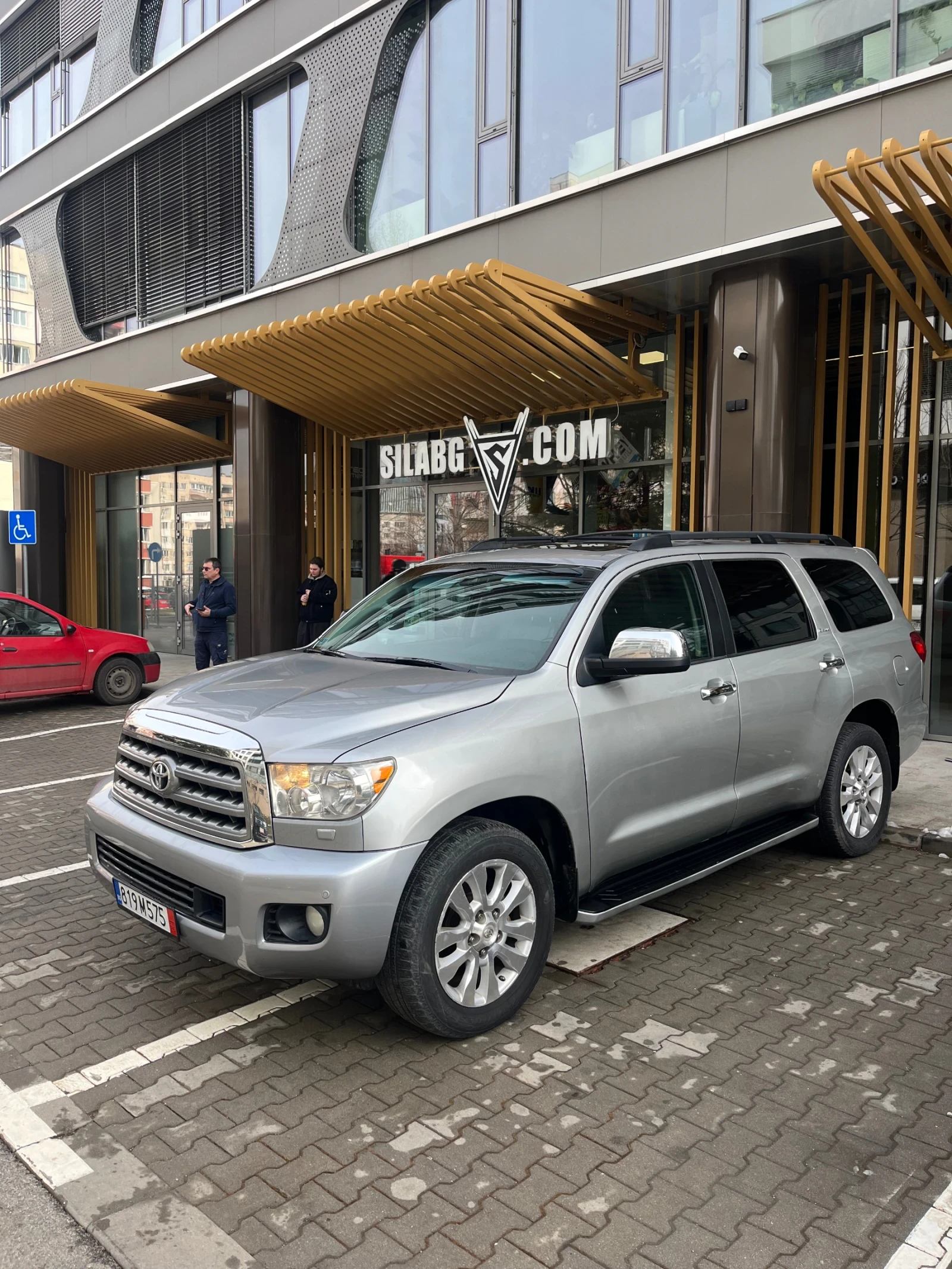 Toyota Sequoia Platinum 5.7 V8 4x4 - изображение 5