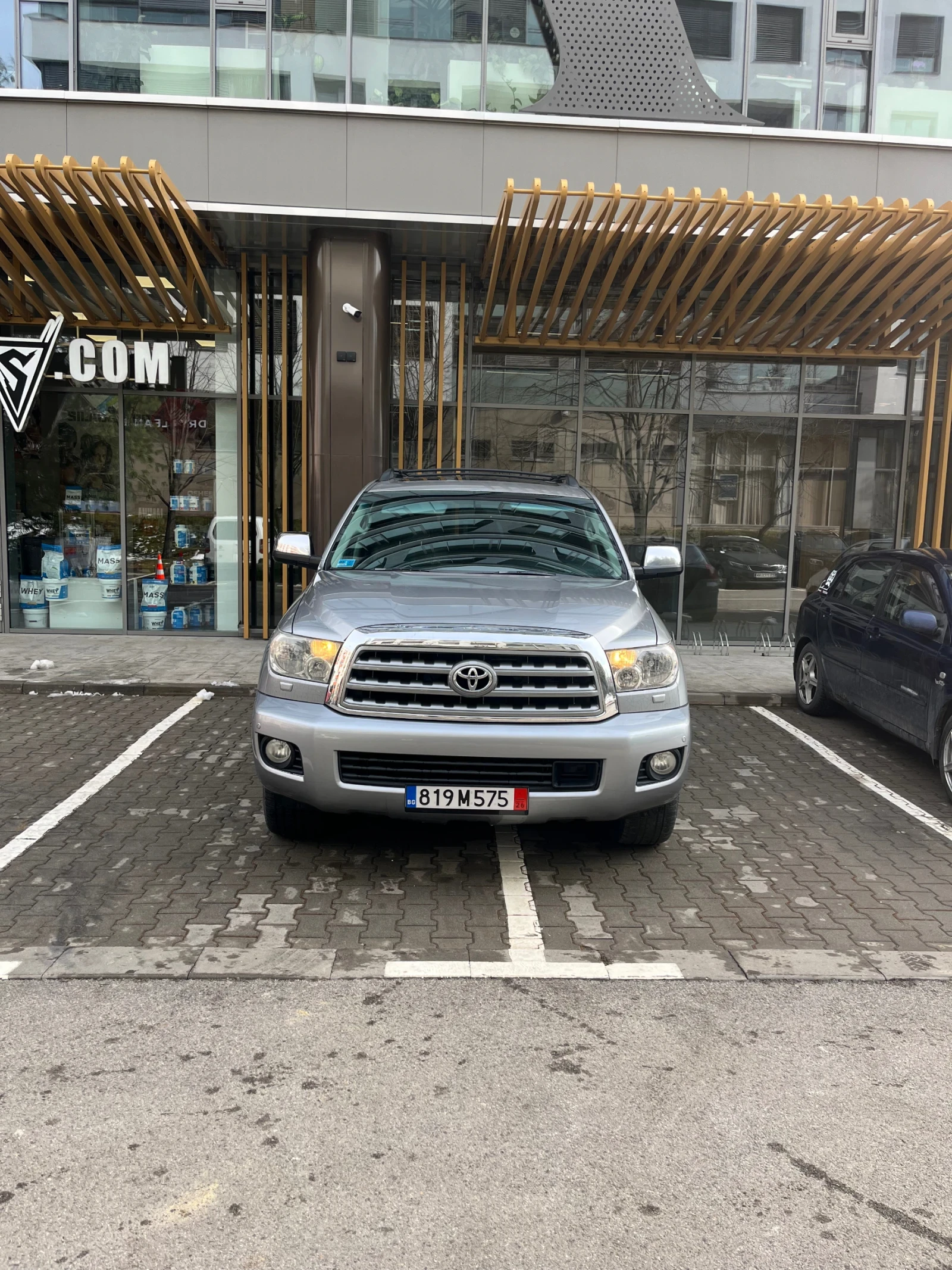 Toyota Sequoia Platinum 5.7 V8 4x4 - изображение 2